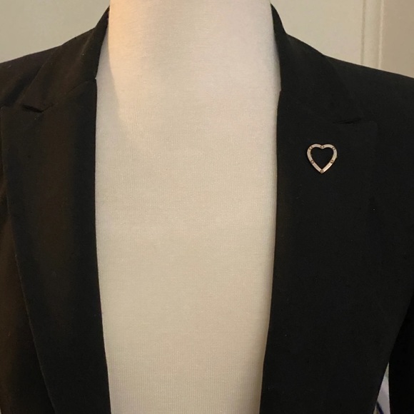 VINTAGE BLACK HEART & GOLD Mourning Metal Brooch Pin - Picture 4 of 5